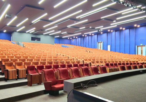 طراحی و ساخت چیدمان سالن آمفی تئاتر نمایشگاه دائمی مجموعه ایران مال